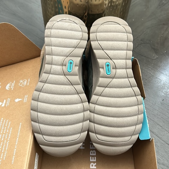 Bzees Women's Genie Slip On - Picture 3 of 12